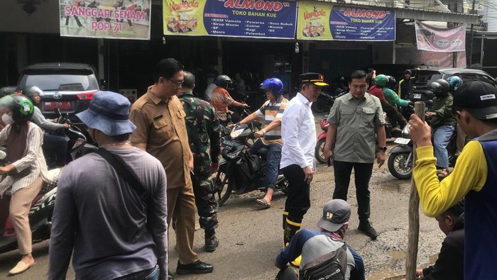 Pj Sekda Palembang Gunawan tinjau Jalan Segeran yang viral.