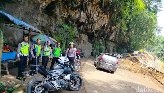 Polisi mengatur lalu lintas di Jalur Kappang.