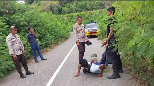 Polisi mereka ulang laporan bohong korban begal, Jumat (19/4/2024). (Tangkapan layar video dokumentasi Polsek Sambi Rampas)
