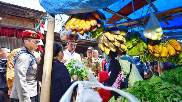Presiden Joko Widodo (Jokowi) melakukan kunjungan ke Pasar Tumpah Mamasa, Kabupaten Mamasa, Sulawesi Barat. (CNBC Indonesia/Emir)