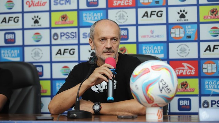 Pelatih PSS Sleman, Risto Vidakovic saat sesi jumpa pers jelang lawan Persik Kediri, Selasa (23/4/2024).
