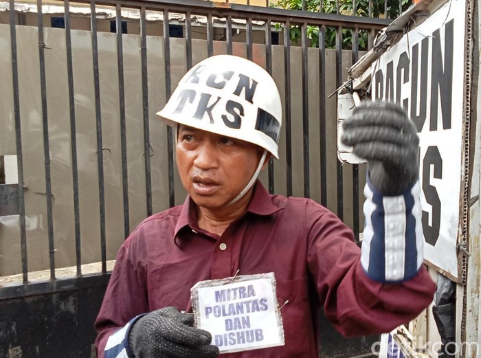 Raden Muhammad Dencik (53) sedang bersiap pulang dari pekerjaannya menghibur masyarakat di jalanan Palembang. Pria yang terkenal dengan sebutan Racun Tikus tersebut tak menyangka akan menjadi saksi mata kematian tetangganya, Putri Aisyah Agustin (24), pada Senin (22/4/2024) malam.