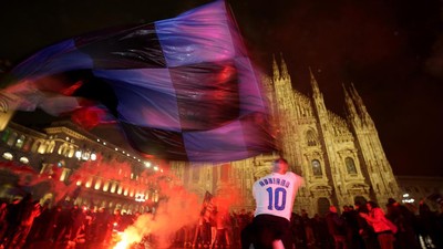 Ribuan Suporter Rayakan Inter Milan Juara di Alun-alun Milan