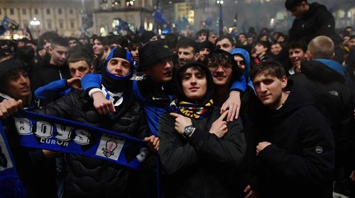 Soccer Football - Serie A - AC Milan v Inter Milan - Milan, Italy - April 22, 2024 Inter Milan fans celebrate winning Serie A in Piazza Duomo REUTERS/Jennifer Lorenzini