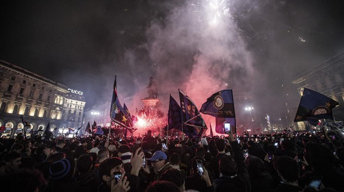 Inter Milan fans celebrate in Piazza Duomo square after the team won the Serie A soccer match against AC Milan in Milan, Italy, Monday, April 22, 2024. (Marco Ottico/LaPresse via AP)