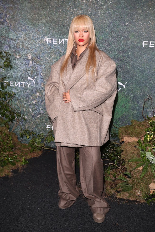 Rihanna tampil beda dalam acara FENTYXPUMA baru-baru ini. Dalam peluncuran Creeper Phatty Earth Tone, sneakers kolaborasinya dengan brand Puma, Rihanna bikin pangling dengan rambut pirang.  Foto: Neil Mockford/WireImage/Getty Images