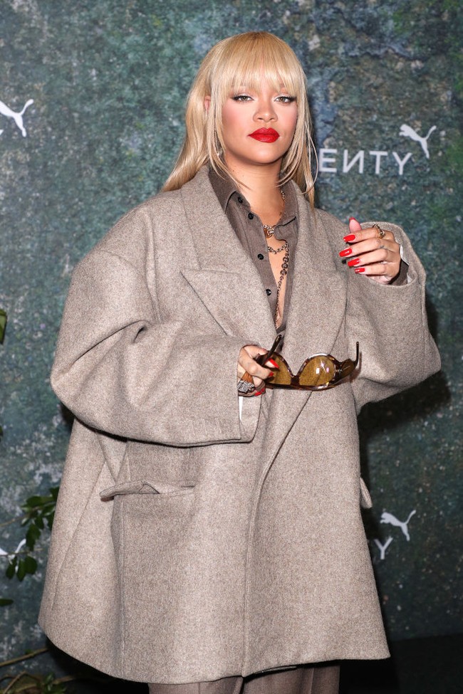 Dalam acara tersebut, Rihanna tampil mencuri perhatian dengan rambut panjang pirang dan lipstik merah.  Foto: Neil Mockford/WireImage/Getty Images