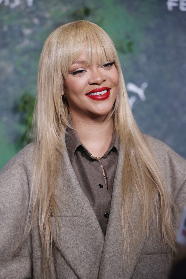 Sedangkan untuk busana, ia tampil menyesuaikan warna sneakers yang bernuansa taupe. Pelantun We Found Love itu mengenakan setelan kemeja dan celana juga blazer yang berpotongan oversized dan tentunya sneakers.  Foto: Neil Mockford/WireImage/Getty Images