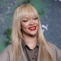 Sedangkan untuk busana, ia tampil menyesuaikan warna sneakers yang bernuansa taupe. Pelantun We Found Love itu mengenakan setelan kemeja dan celana juga blazer yang berpotongan oversized dan tentunya sneakers.  Foto: Neil Mockford/WireImage/Getty Images