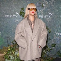 Dalam wawancara, ibu dua anak itu mengaku kini memang lebih nyaman memakai baju longgar dan sepatu tanpa hak setelah melahirkan RZA dan Riot.  Foto: Neil Mockford/WireImage/Getty Images