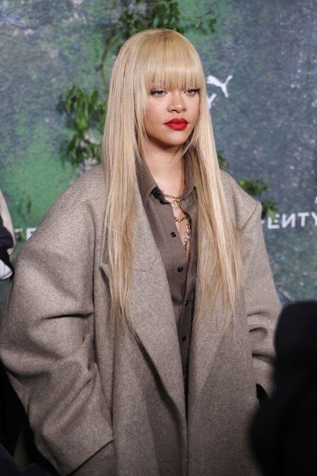 Kehadiran Rihanna selalu ditunggu para penggemar. Apalagi penyanyi asal Barbados tersebut belakangan belum lagi aktif di dunia musik usai melahirkan. Penampilannya setelah melahirkan pun mengundang atensi. Foto: Neil Mockford/WireImage/Getty Images