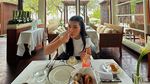 Gaya Rosa Anderson, Istri Codeblu saat Kulineran di Restoran Bintang 5