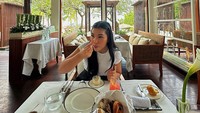 Ini adalah momen sarapan Rose di St Regis Nusa Dua Bali. Ia tampak menikmati yogurt dan tersaji pula roti dan aneka selai. Foto: Instagram @thererose
