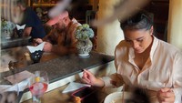 Difoto secara candid, begini gaya Rosa saat menikmati hidangan di restoran Kebun Bistro yang ada di Bali. Foto: Instagram @thererose