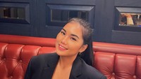 Saat mengunjungi restoran yang ada di The Langham Jakarta, Rosa juga tak ketinggalan memesan champagne. Gayanya yang keren selalu menyita perhatian. Foto: Instagram @thererose