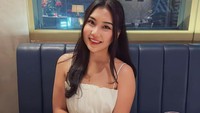 Salah satunya momen Rosa ketika makan di AMUZ Gourmet Restaurant. Terlihat di mejanya ia memesan wine dan champagne. Foto: Instagram @thererose