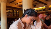 Posenya saat melihat-lihat buku menu di restoran ini juga tak kalah menyita perhatian. Banyak yang salah fokus dengan kecantikan istri Codeblu. Foto: Instagram @thererose
