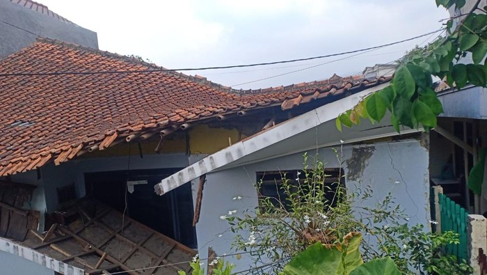 Rumah Ambruk di Bogor Timpa Bocah 2 Tahun dan ART hingga Terluka