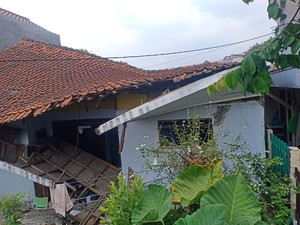 Rumah Ambruk di Bogor Timpa Bocah 2 Tahun dan ART hingga Terluka