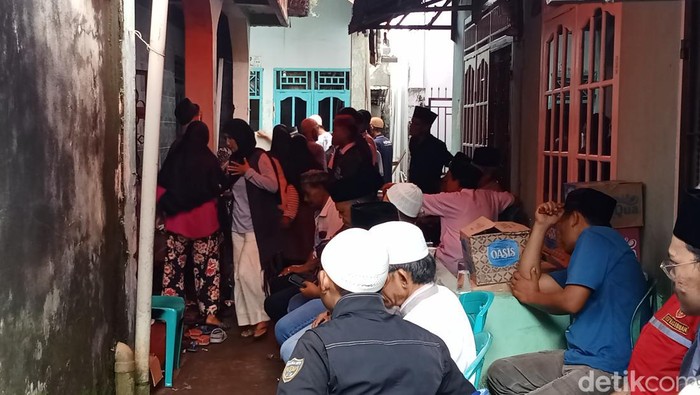 Kecelakaan di Jalan AKBP Cek Agus pada Senin (22/4) malam merenggut nyawa Putri Aisyah Agusti (24). Ia meninggal setelah motornya jatuh di jalan berlubang dan tertabrak truk.