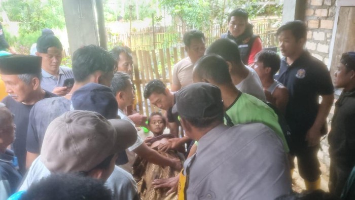 Salah satu korban saat dievakuasi ke rumahnya.