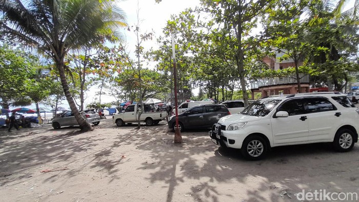 Salah satu lahan parkir yang tumplek ke pesisir pantai Pangandaran.