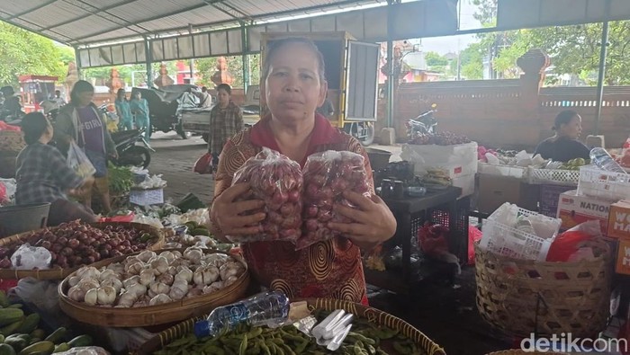 Salah satu pedagang di Pasar Kreneng, Kota Denpasar, Bali, Ni Ketut Taman Sari (60), saat ditemui pada Selasa (23/4/2024). (Ni Made Lastri Karsiani Putri/detikBali)