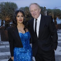 Untuk acara tersebut, aktris 57 tahun ini tampil total berbalut gaun tanpa tali warna biru elektrik. Gaun tampak berkilauan berkat detail sequin yang memenuhi seluruh bagian. Foto: Luc Castel/ Getty Images