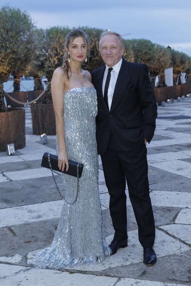 Anak tiri Salma Hayek, Mathilde Pinault yang berusia 23 tahun, tak kalah tampil seksi dan glamor. Putri dari pernikahan François-Henri Pinault dengan Dorothée Lepère ini juga mengenakan gaun tanpa tali berhias sequin. Foto: Luc Castel/ Getty Images
