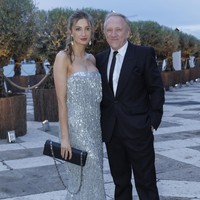 Anak tiri Salma Hayek, Mathilde Pinault yang berusia 23 tahun, tak kalah tampil seksi dan glamor. Putri dari pernikahan François-Henri Pinault dengan Dorothée Lepère ini juga mengenakan gaun tanpa tali berhias sequin. Foto: Luc Castel/ Getty Images