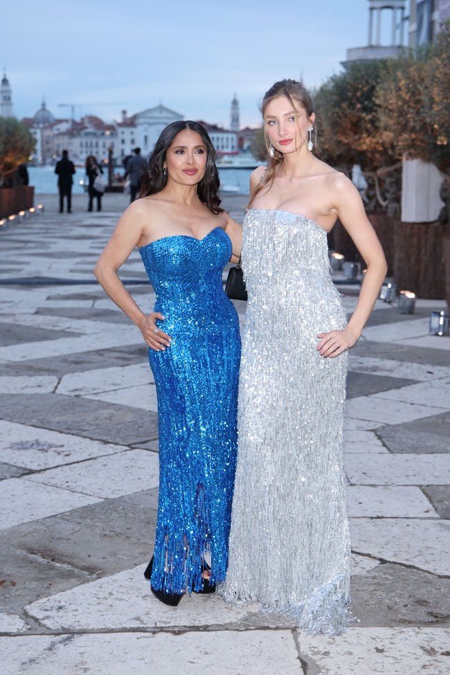 Salma Hayek dan Mathilde Pinault menghadiri gala dinner Fondazione Cin, Isola Di San Giorgio, yang merupakan acara pembuka Venice Biennale 2024 di Italia, pekan lalu. Foto: Luc Castel/ Getty Images