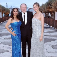 Mathilde memilih gaun berwarna silver yang semakin menampilkan aura glamor dan gemerlap.  Foto: Luc Castel/ Getty Images