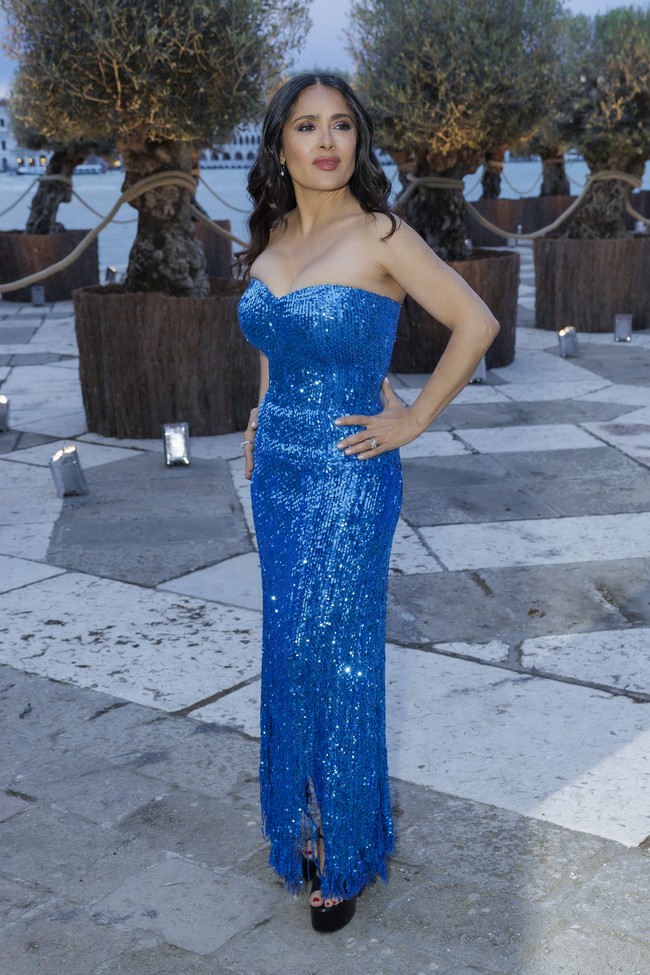 Bintang film ‘Bandidas’ ini memadukan gaunnya dengan sepasang sepatu platform hitam.  Foto: Luc Castel/ Getty Images