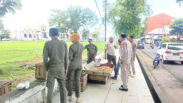 Satpol PP Selayar menertibkan PKL liar di Lapangan Pemuda Benteng.