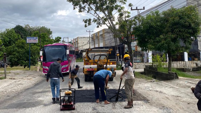 Sejumlah pekerja melakukan perbaikan jalan di Pekanbaru, Riau. (Dok Dinas PUPR Pekanbaru)