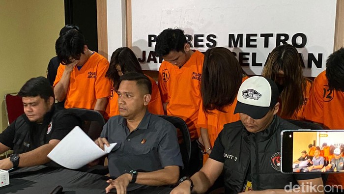 Fakta-fakta Chandrika Chika dan 5 Teman Ditangkap Narkoba: Bukti-Hasil Urine