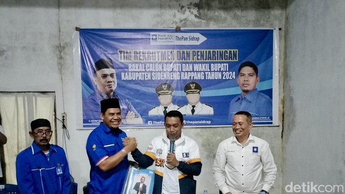Sekretaris DPW NasDem Sulsel Syaharuddin Alrif (pegang mic) saat mendaftar penjaringan bakal calon bupati Sidrap melalui PAN.