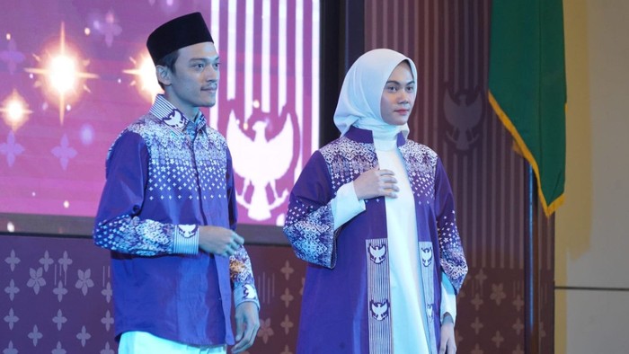 Seragam haji 2024 dengan motif Sekar Arum Sari.