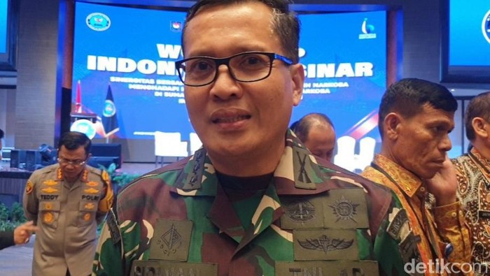 Staf Ahli Pangdam I/Bukit Barisan, Kolonel M Ridwa nsaat diwawancarai di Hotel Grand Aston City Hall, Kota Medan, pada Selasa (23/4/2024). (Goklas Wisely/detikSumut)