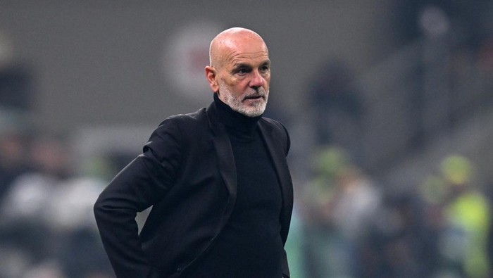 Soccer Football - Serie A - AC Milan v Inter Milan - San Siro, Milan, Italy - April 22, 2024 AC Milan coach Stefano Pioli reacts REUTERS/Daniele Mascolo
