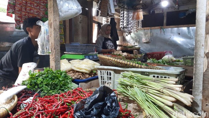 Suasana di Pasar Singaparna, Tasikmalaya.