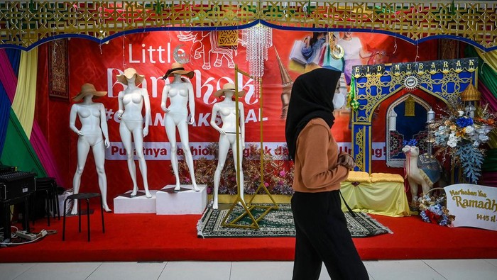 Suasana Pasar Tanah Abang Pascapenutupan Sementara Sejumlah pekerja beristirahat di atas karung barang di kawasan Pasar Tanah Abang, Jakarta, Selasa (23/4/2024). Kegiatan kembali normal pascapenutupan Pasar Tanah Abang Blok A dan Metro Tanah Abang pada 10-21 April 2024 untuk perawatan gedung dan peralatan penunjang operasional. ANTARA FOTO/Erlangga Bregas Prakoso/nym.