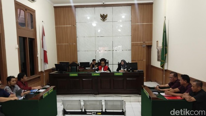 Suasana sidang praperadilan kasus korupsi yang menjerat Kepala BKPSDM Majelengka Irfan Nur Alam di PN Bandung.