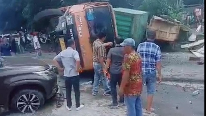 Tabrakan beruntun terjadi di Kabupaten Sidrap, Sulawesi Selatan (Sulsel) yang melibatkan 8 mobil dan satu sepeda motor.