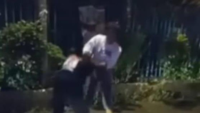 Tangkapan layar video 2 remaja putri yang berduel di Palembang.
