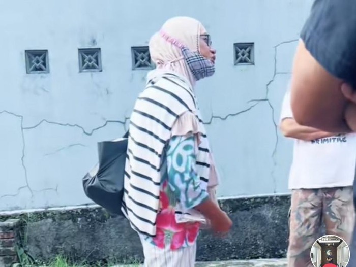 Tangkapan layar video viral emak-emak maksa minta sedekah di Sukabumi.