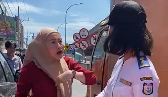 Tangkapan layar video wanita adu mulut dengan petugas Dishub Makassar gegera mobilnya digembok.