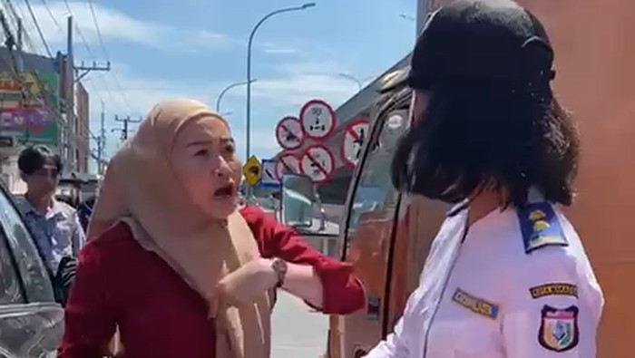 Wanita di Makassar Adu Mulut dengan Petugas Dishub gegara Mobil Digembok