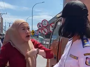 Awal Mula Wanita Makassar Ngamuk Mobil Digembok gegara Parkir Sembarangan
