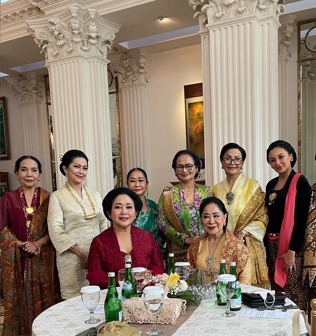 Tata Cahyani terlihat berpose bersama Titiek Soeharto. Penampilannya semakin anggun dengan rambut disanggul tradisional Jawa.  Foto: Instagram/@tatacahyani